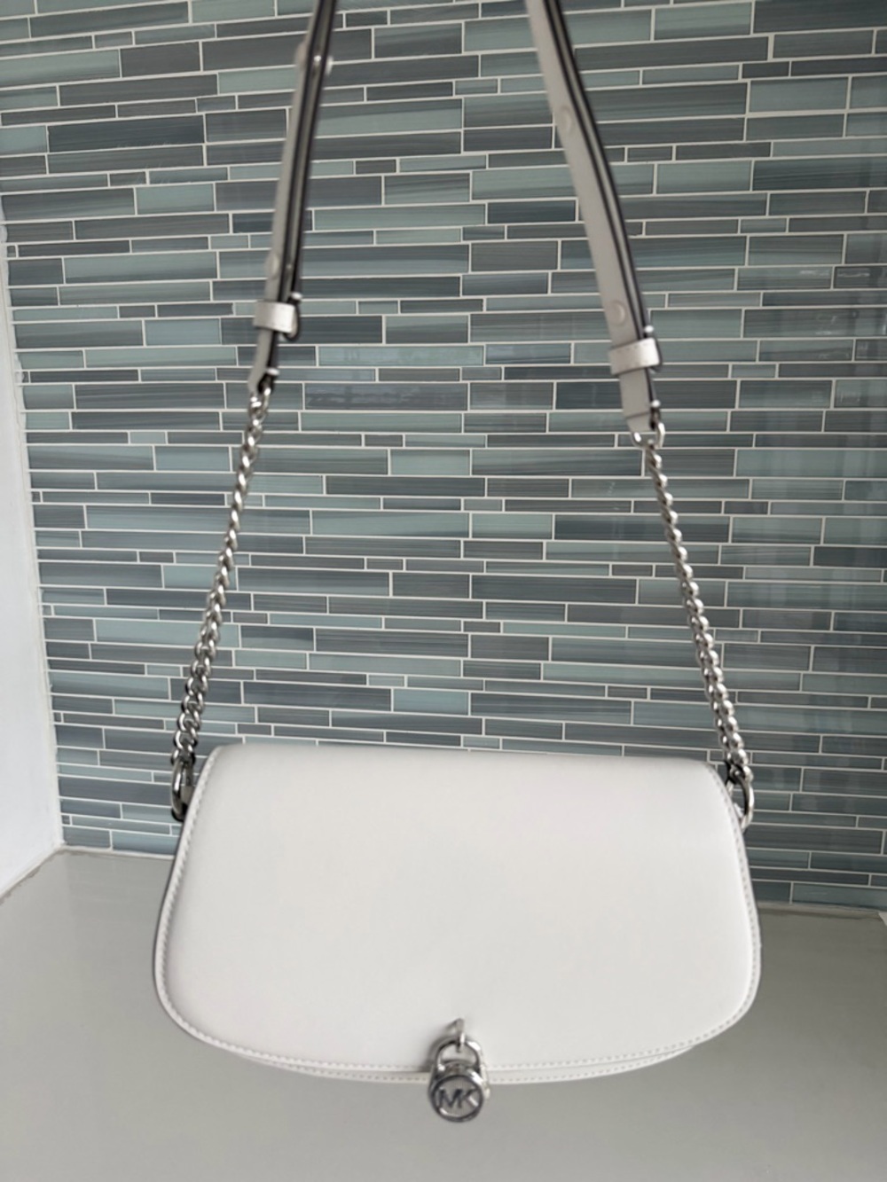 Michael Kors White Leather Shoulder Bag with Silver Chain Strap.